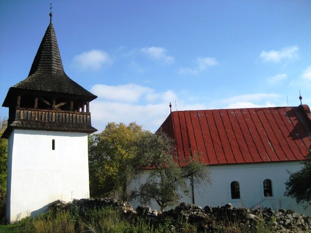 Evanjelický kostol so zvonicou v obci Drienčany